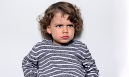 Un enfant exprimant son mécontentement