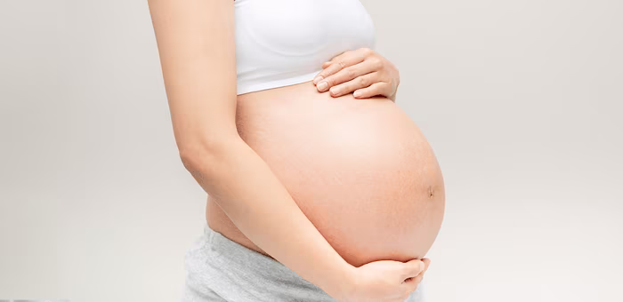 Mujer embarazada tocando su vientre