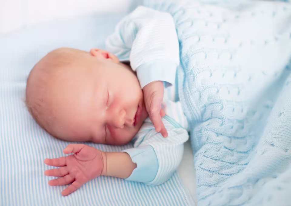 por qué mi bebé duerme de lado