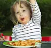 Almoço de família com seu filho de 3 anos