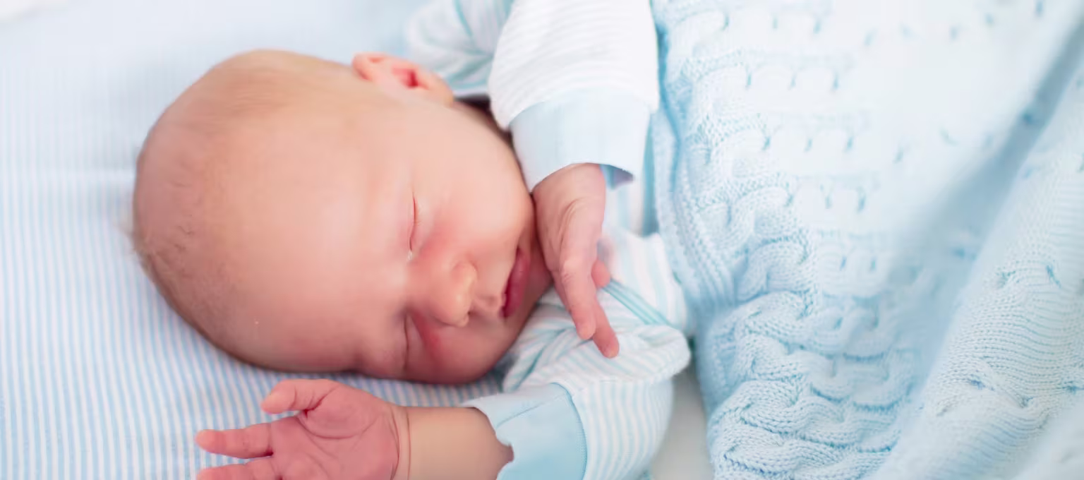 por qué mi bebé duerme de lado