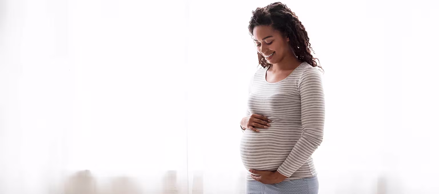 Mujer embarazada revisando que hacer para tener un parto normal y rápido