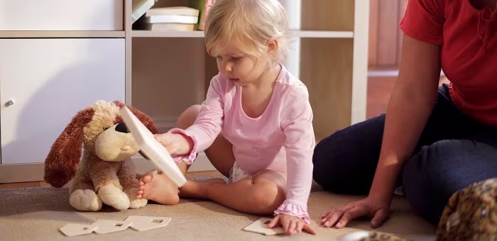 פעוטה משחקת