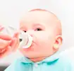 Bebê tomando água