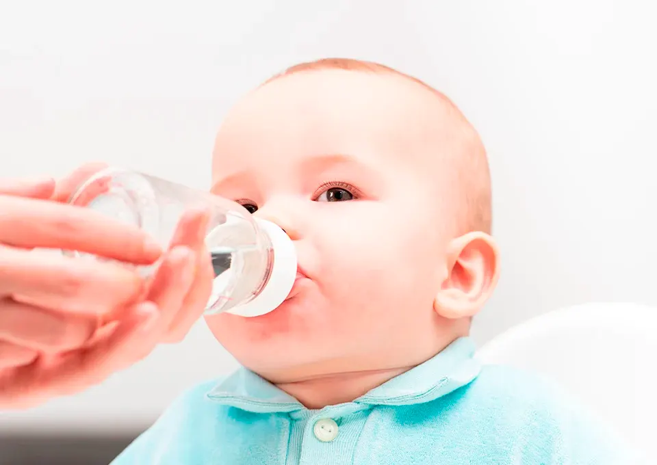 Bebê tomando água