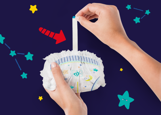 Slika koja prikazuje zamotane pelene-gaćice Pampers Night Pants učvršćene trakicom za lako odlaganje