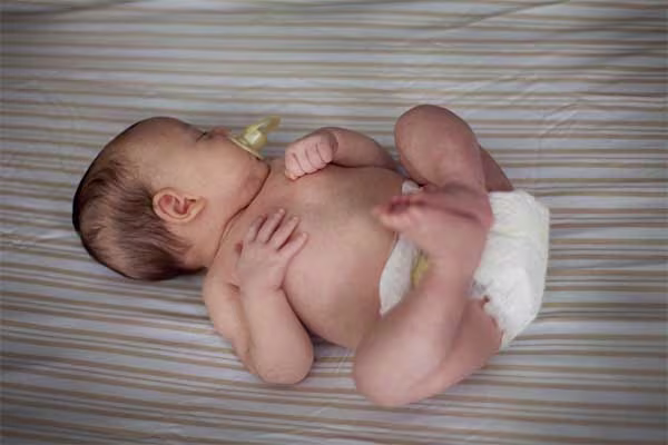 Bebé use un chupete para dormir
