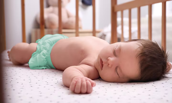 Baby schläft in seinem Bett