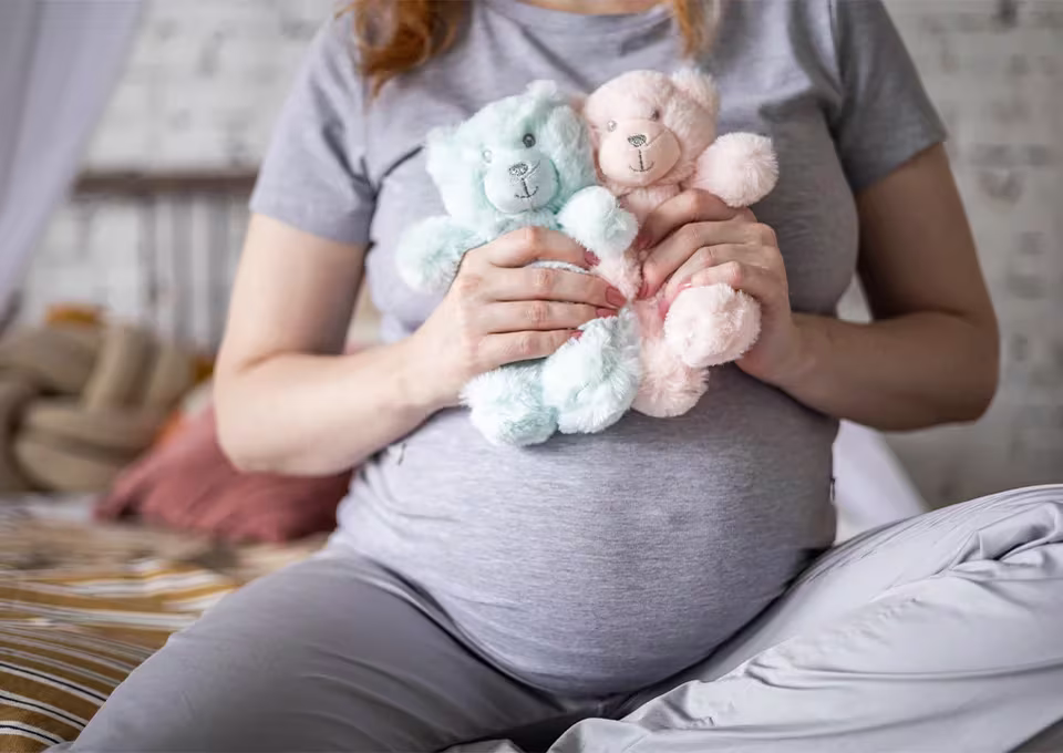 Mujer con embarazo de gemelos o mellizos Mujer con embarazo de gemelos o mellizos