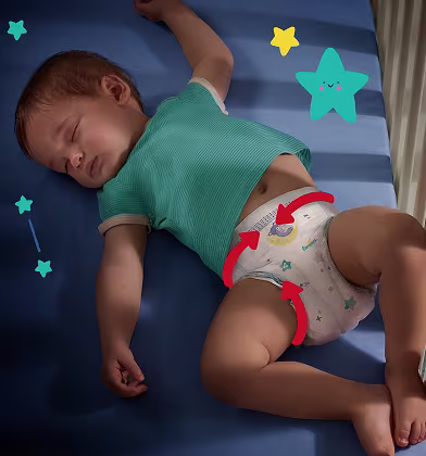 Un copil îmbrăcat într-un tricou albastru deschis, purtând un scutec Pampers, doarme liniștit pe o suprafață albastru închis.
