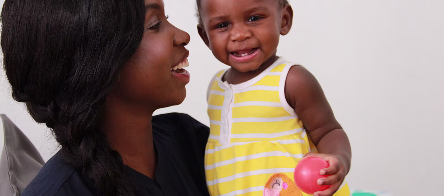 Maman souriant à son bébé présentant ses premières dents de lait