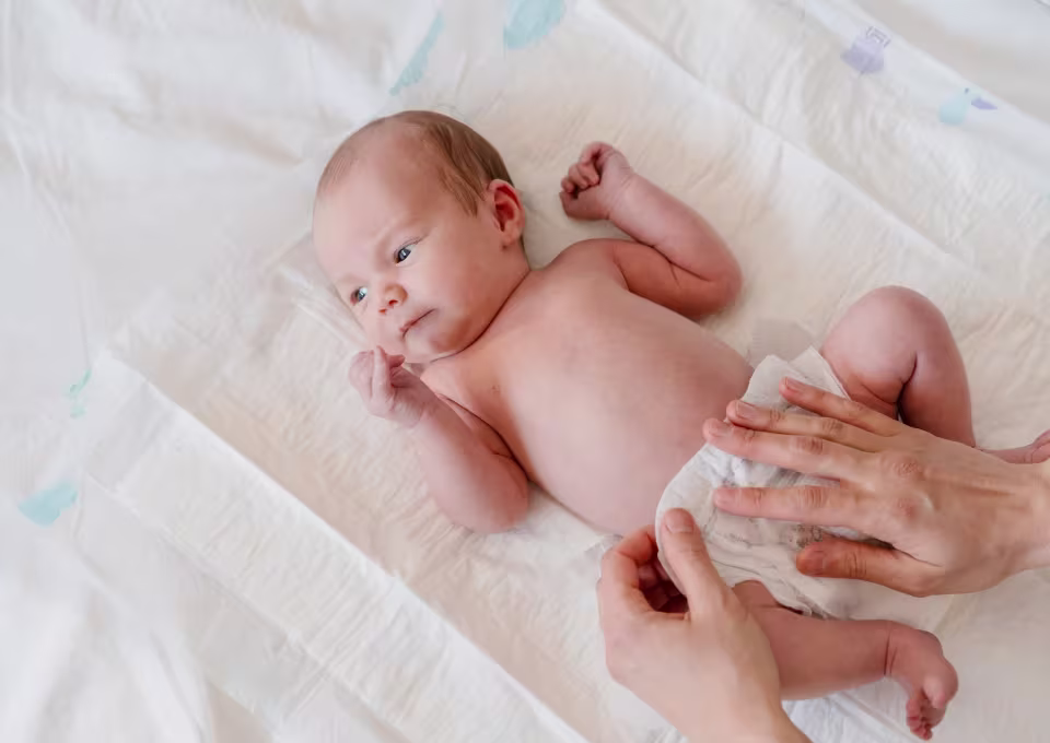 ¿En qué momento mi bebé necesita crema para el pañal?