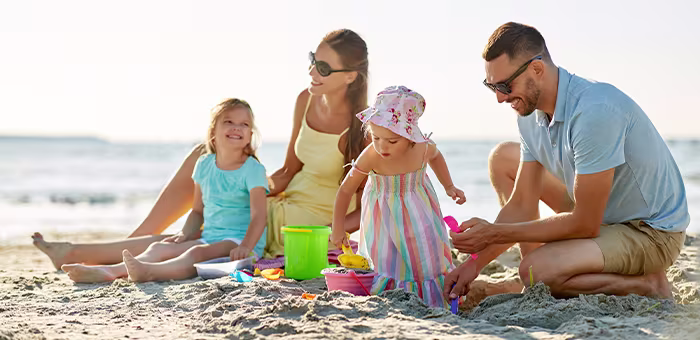 Familia jugando en la playa. Actividades para niños de 2 a 3 años