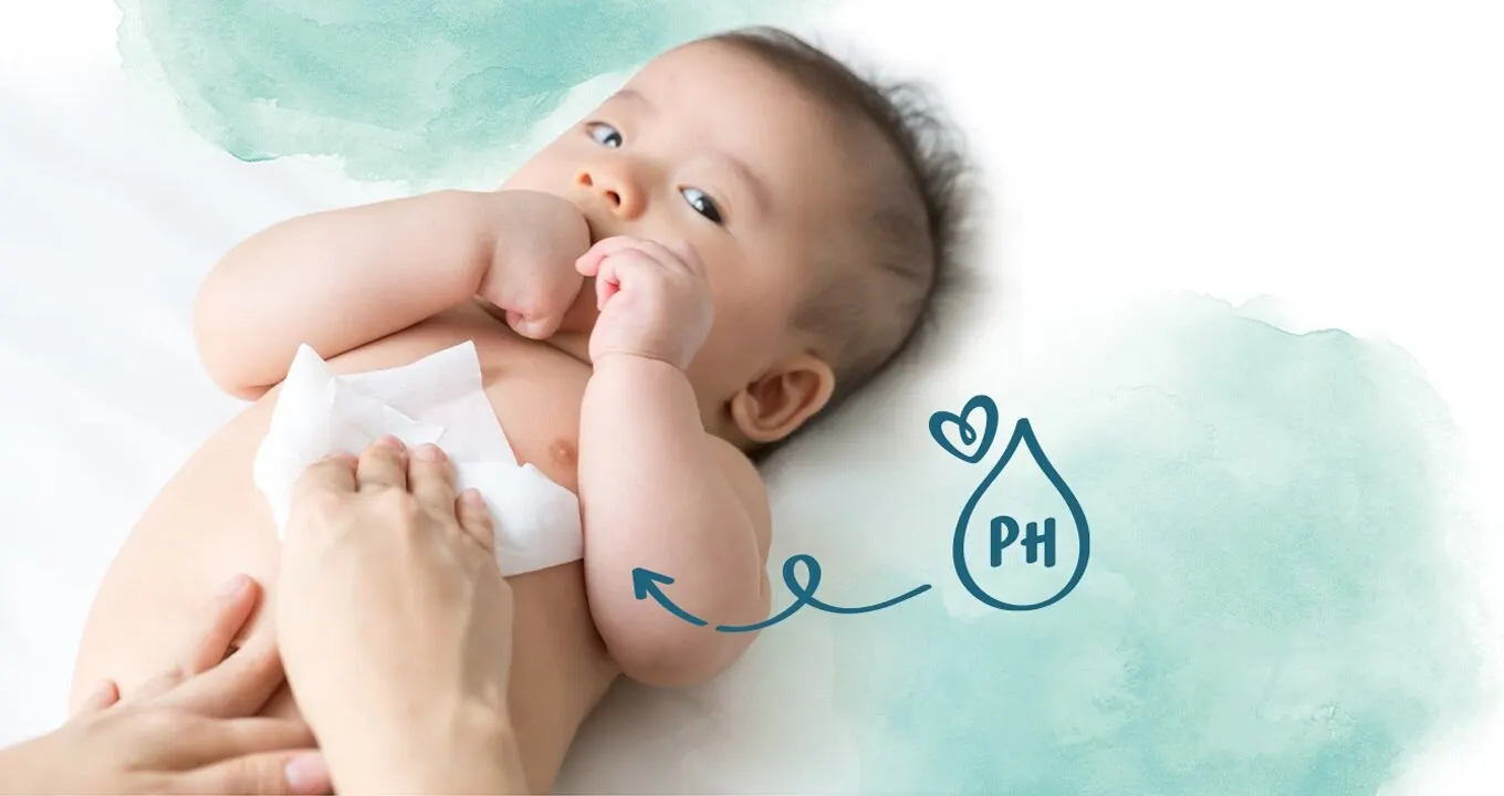 Baby das auf dem Rücken liegt wird sanft mit Pampers Sensitive Feuchttüchern sauber gemacht