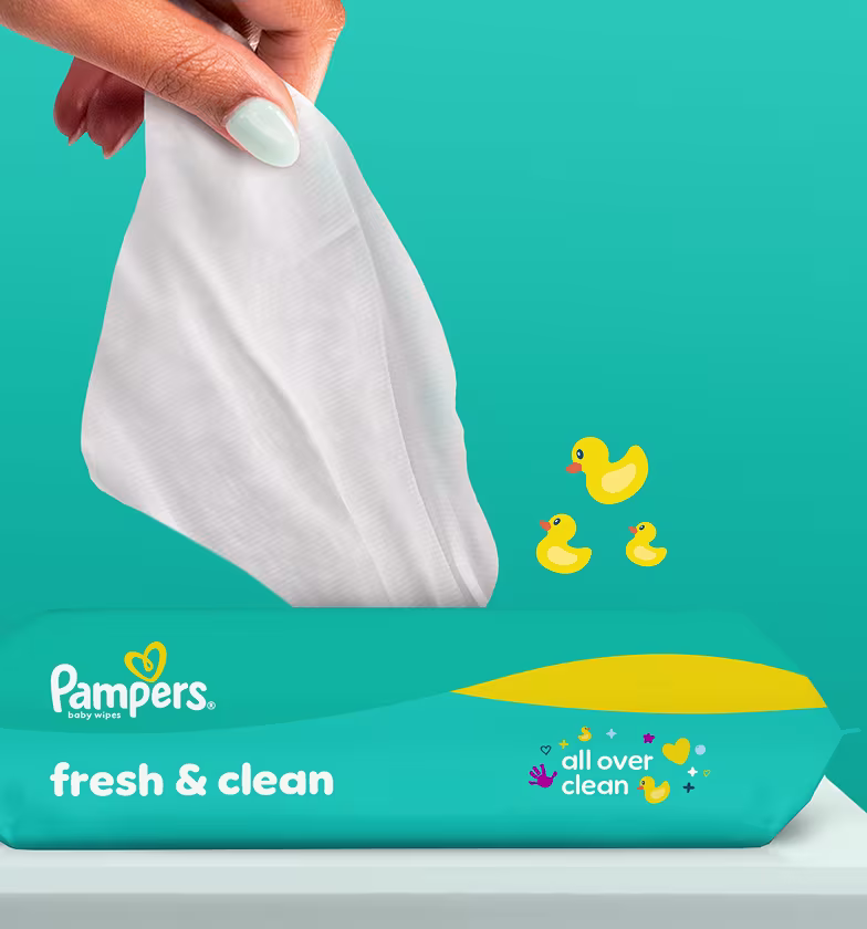 Nahaufnahme zeigt, wie eine Hand ein Pampers Fresh & Clean Feuchttuch aus der Packung zieht. Nahaufnahme zeigt, wie eine Hand ein Pampers Fresh & Clean Feuchttuch aus der Packung zieht.