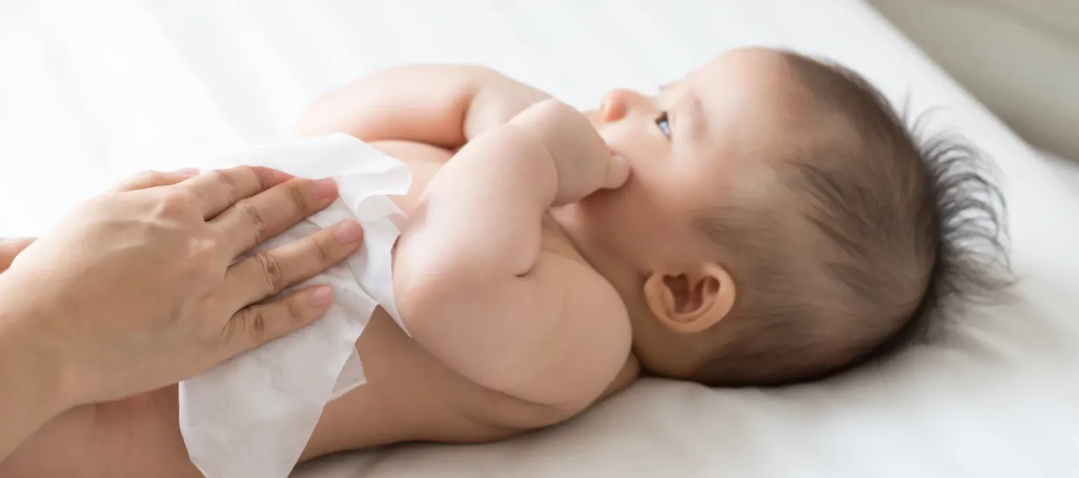 Mamá limpiando a su bebé con toallitas húmedas