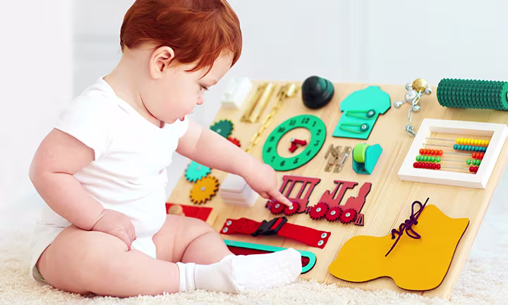 Baby mit seinem Spielzeug
