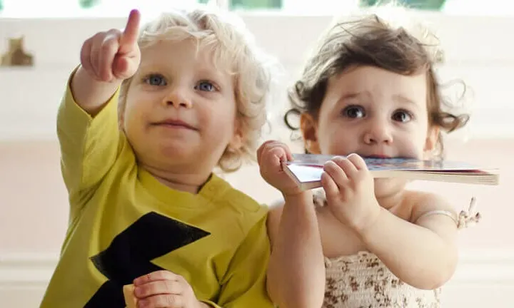 طفلان يلعبان طفلان يلعبان