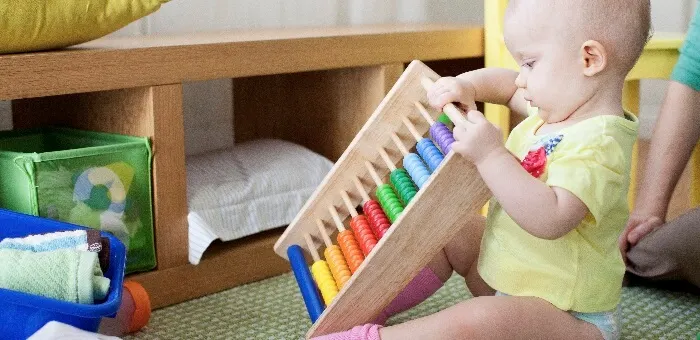 משחקי למידה לילדים בבית -Article Content Image Baby_playing-700