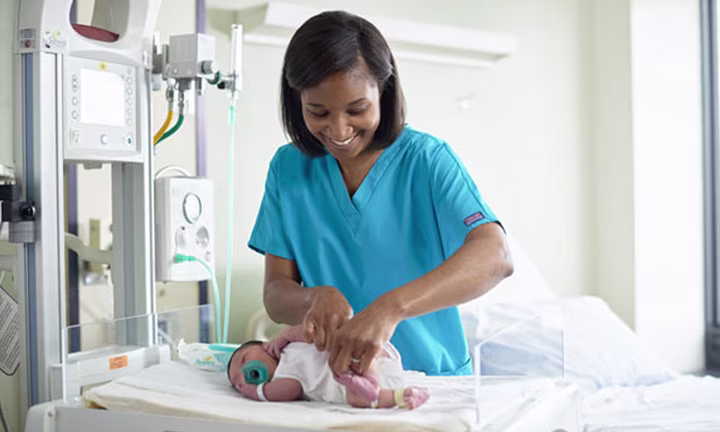 ملابس وحفاضات الأطفال المبتسرين