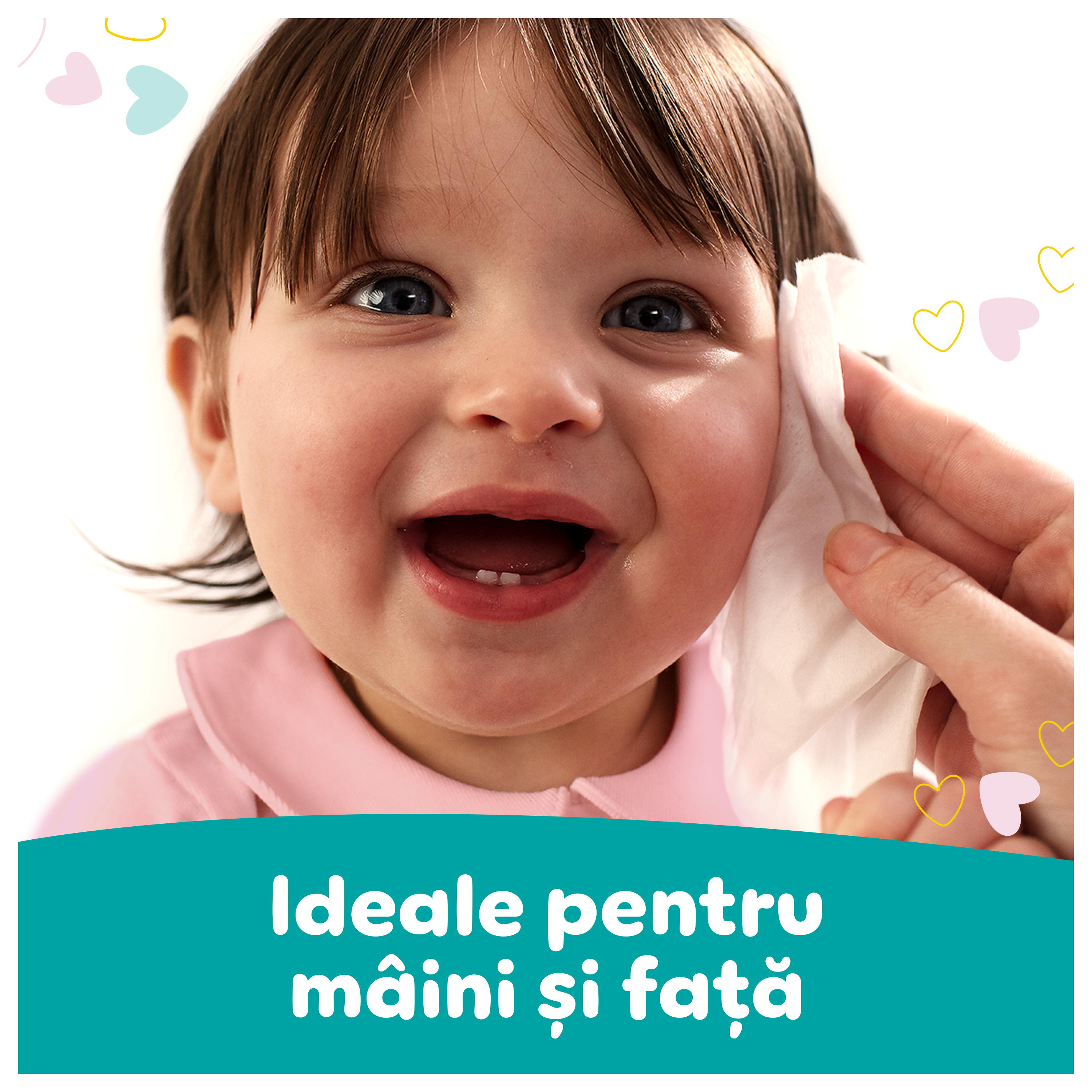 Un bebeluș vesel are obrașul șters delicat cu un șervețel umed Pampers Sensitive 0% Plastic. Textul de sub imagine subliniază că șervețelele sunt ideale pentru mâini și față.