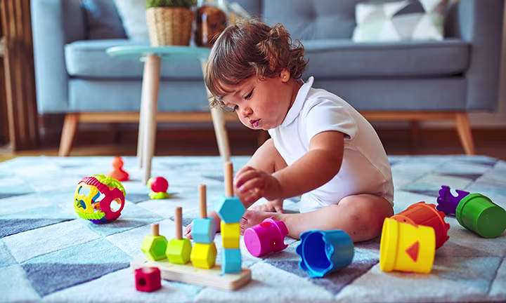Bébé en train de jouer
