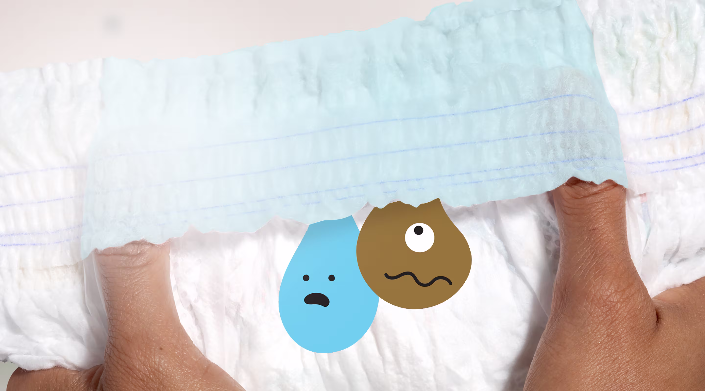 Eine Nahaufnahme zeigt zwei Hände, die vorsichtig eine Pampers-Windel auseinanderziehen und dabei das Stop & Schutz Täschchen zeigen.