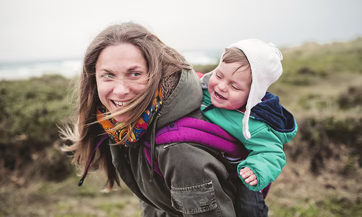 Mutter und Kind machen einen Ausflug in die Natur