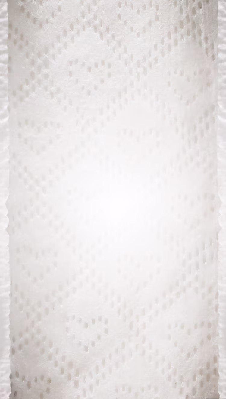 Imagen en primer plano de un forro Pampers AMORE para mantener seco