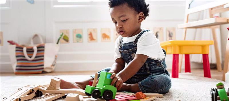 Kind hat Wachstumsschmerzen