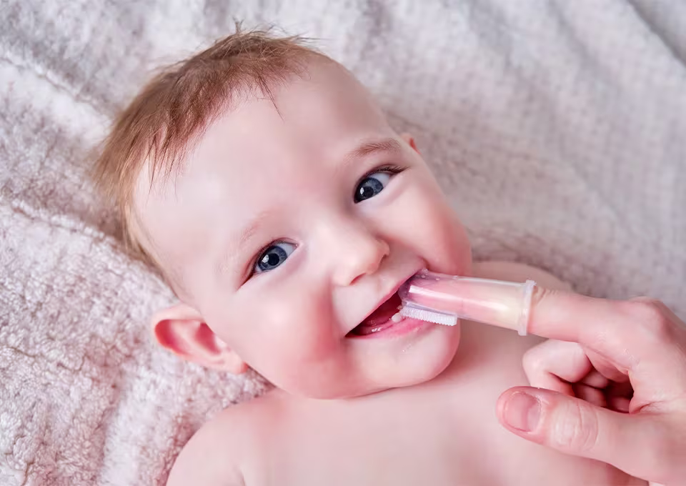 Mamãe escovando os dentes do bebê Mamãe escovando os dentes do bebê