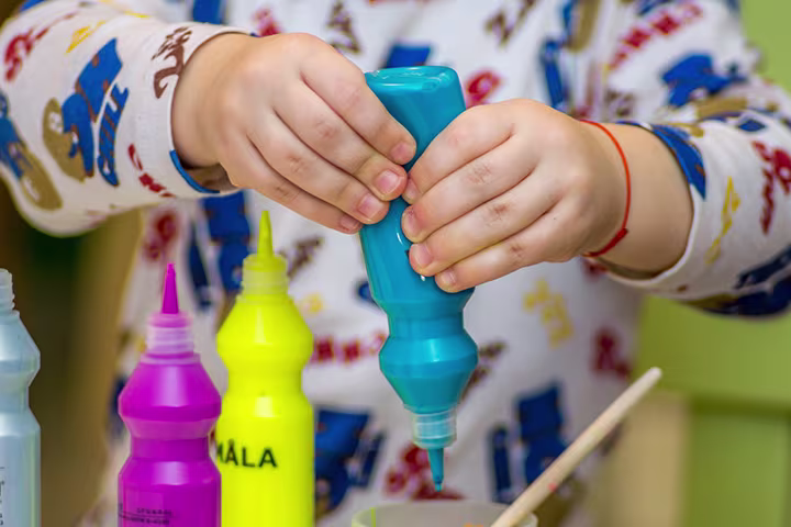 Παιδί παίζει με τέμπερες