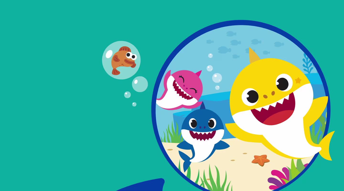 Grafika z tytułem 'Projekt Baby Shark' u góry. Głównym elementem jest okrągła ilustracja trzech postaci Baby Shark—żółtej, różowej i niebieskiej—pływających pod wodą z małą pomarańczową rybką, rozgwiazdą i wodorostami.