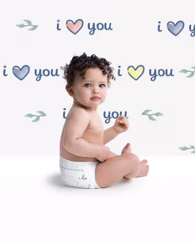 Sitzendes Baby mit Windeldesign: I Love You