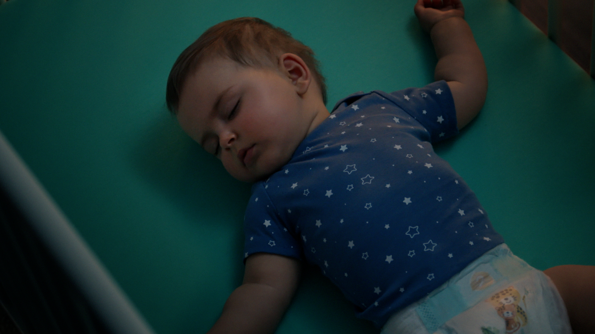 Dziecko leżące na plecach