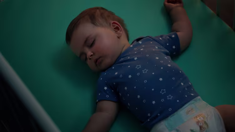 Dziecko leżące na plecach