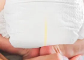 Baby die een Pampers Premium Protection luier draagt