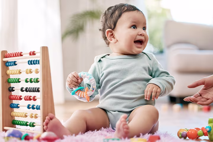 Μωράκι που κάθεται και παίζει