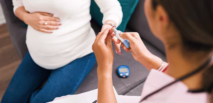 Mujer embarazada con prueba de embarazo