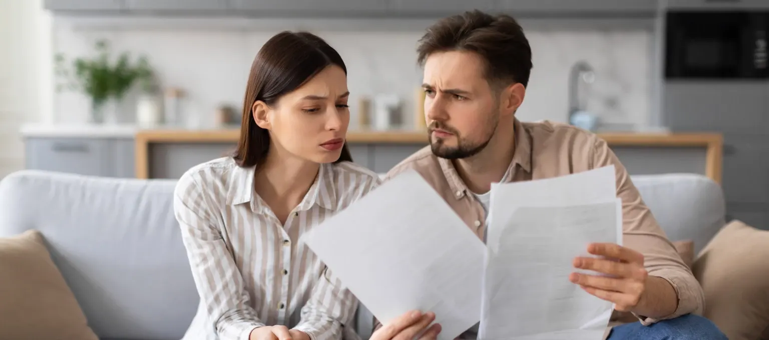 Papá primerizo y mamá primeriza discutiendo Papá primerizo y mamá primeriza discutiendo