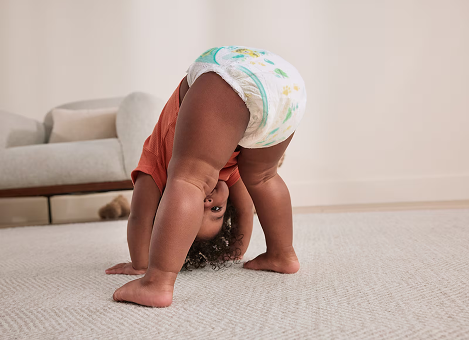 Bebê com fralda, mostrando Barreira Dupla Antivazamentos 