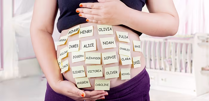 Mulher grávida com vários nomes de bebês