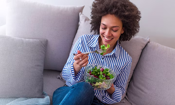 Mutter in Stillzeit isst Salat