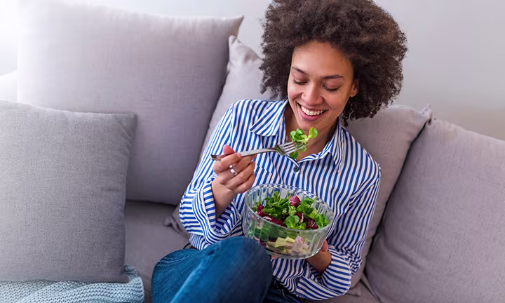 Mutter in Stillzeit isst Salat