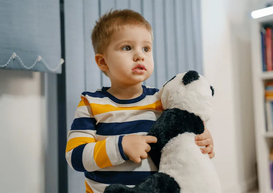 Bebé de 22 meses jugando con peluche