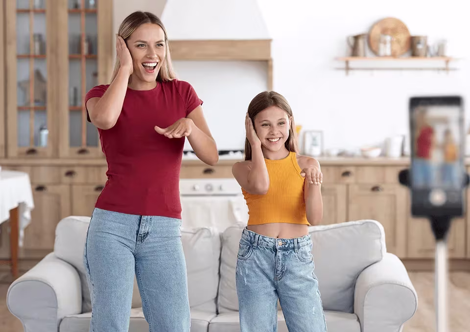 Mamá influencer haciendo videos para redes sociales con su hija
