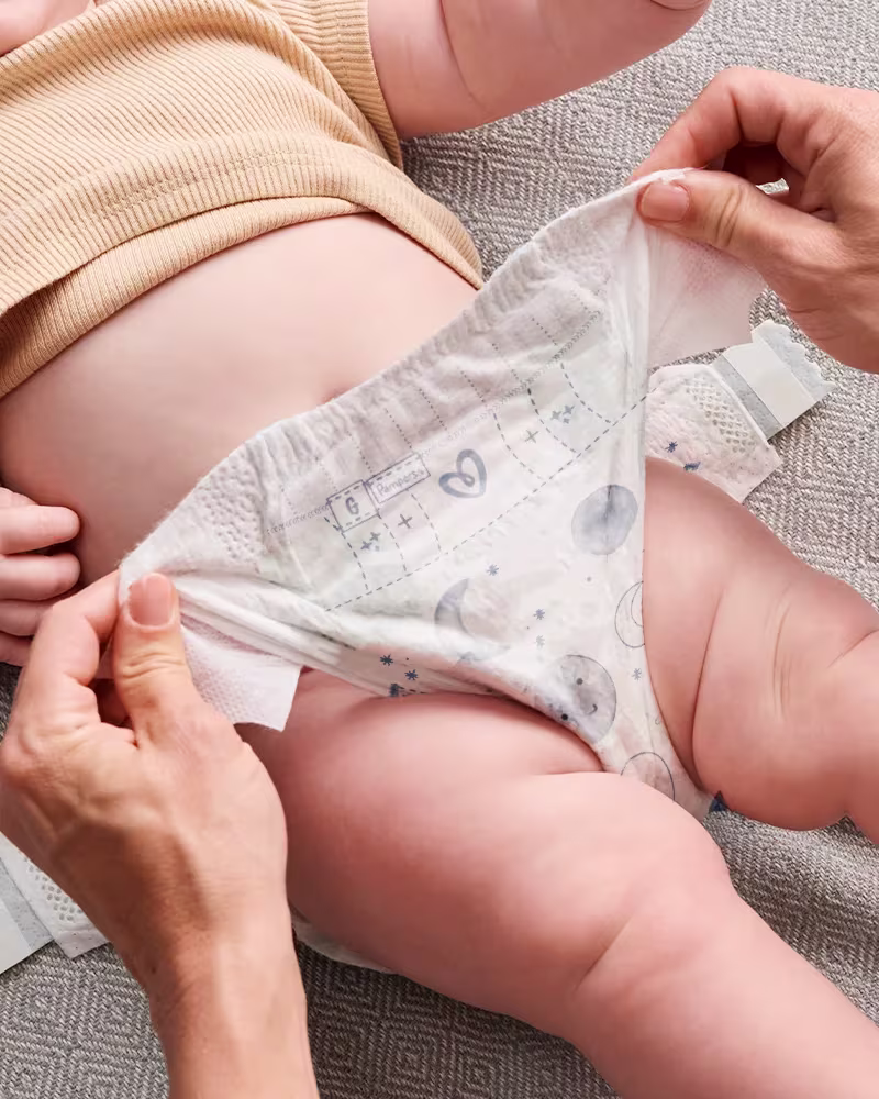 Mãe tirando a fralda do bebê. v2