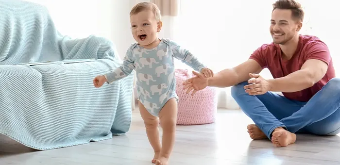 Bebê mexendo na instante