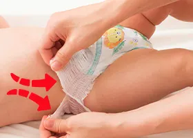 Para quitarlo, no lo bajes, simplemente rasga el pañal por los laterales y retíralo.