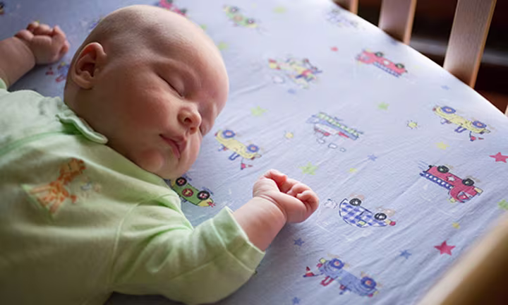 Baby slaapt op de rug om het risico op wiegendood te verminderen Baby slaapt op de rug om het risico op wiegendood te verminderen